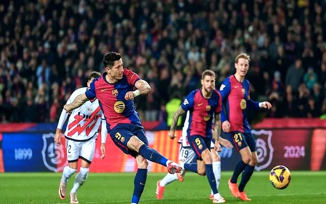 皇马绝杀巴萨，莱万统治全场